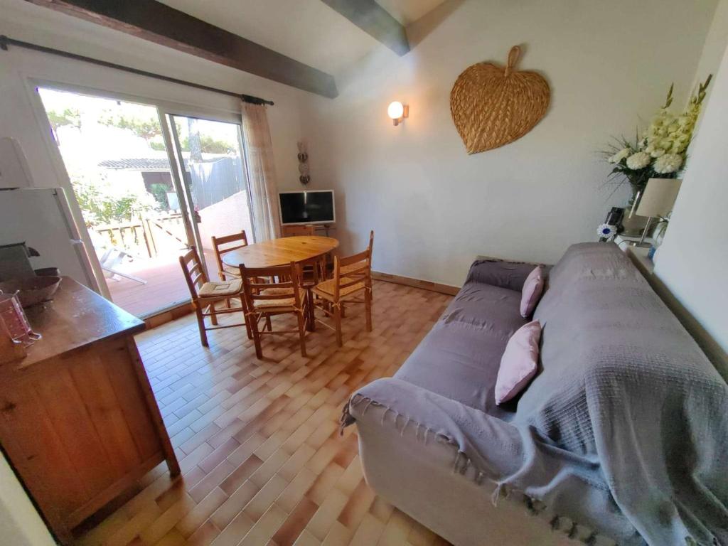 une chambre avec un lit et une table et une salle à manger dans l'établissement Villa climatisée pour 6 pers., piscine, parking privé, proche plage et commerces - FR-1-607-123, au Cap d'Agde