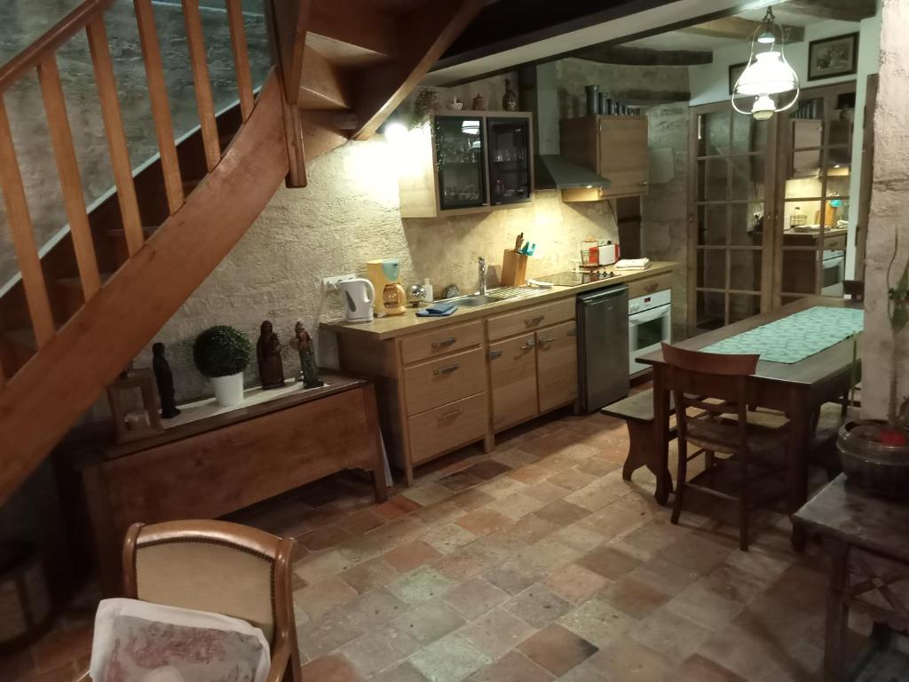Kuchyňa alebo kuchynka v ubytovaní la tour du fauconnier