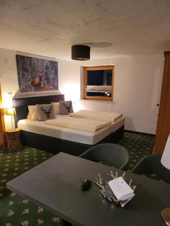 Postel nebo postele na pokoji v ubytování Hotel Post - Garni