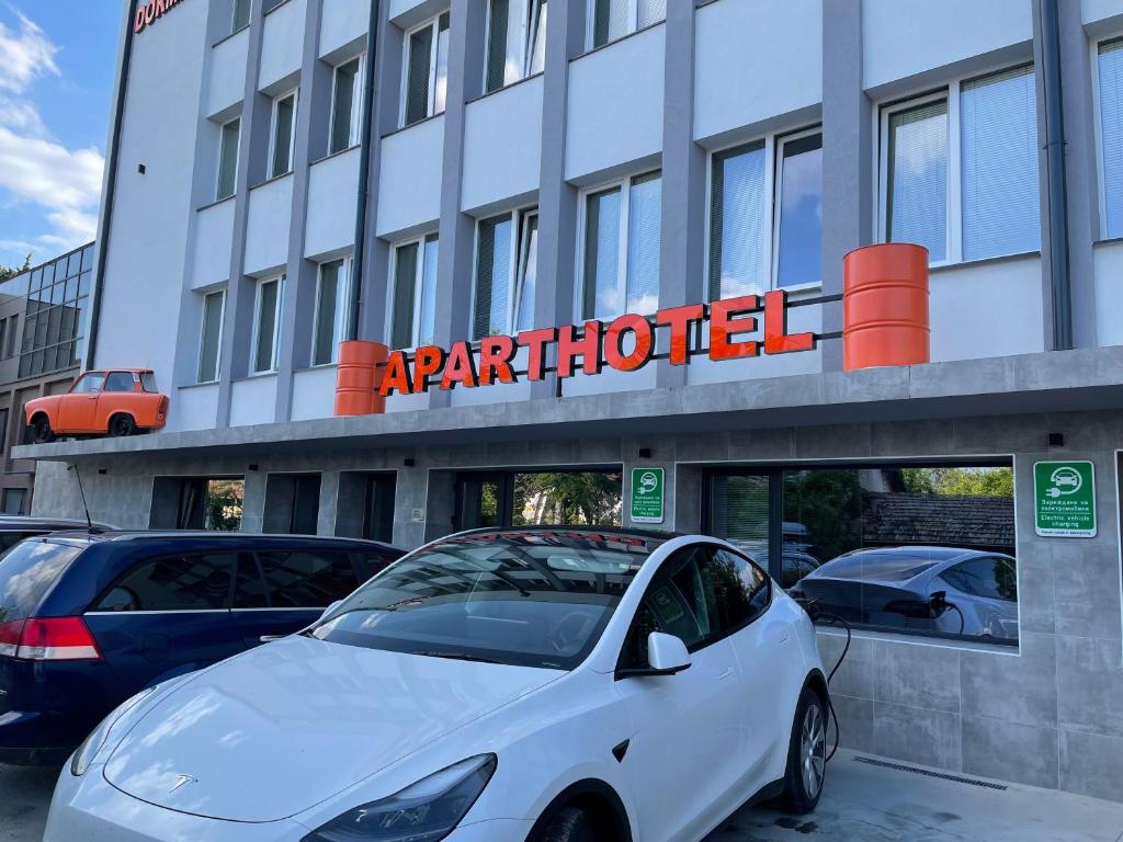 スタラ・ザゴラにあるDORM BG pet-friendly Aparthotelの駐車場前に駐車した白車