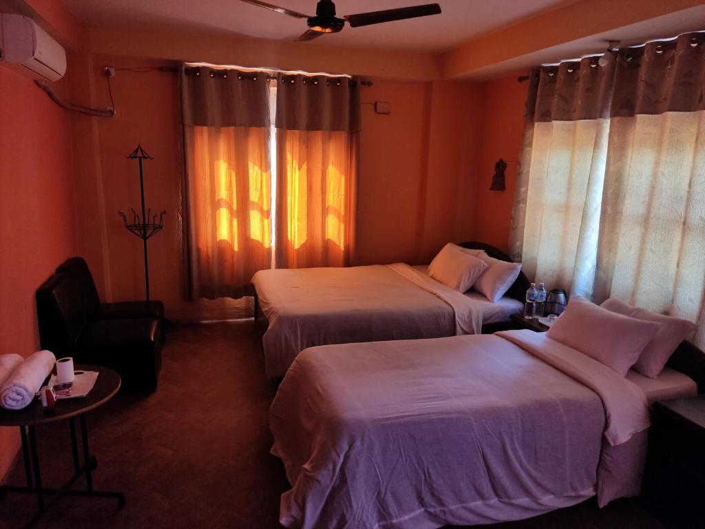 pokój hotelowy z 2 łóżkami i oknem w obiekcie Hotel Vision w mieście Gorkhā