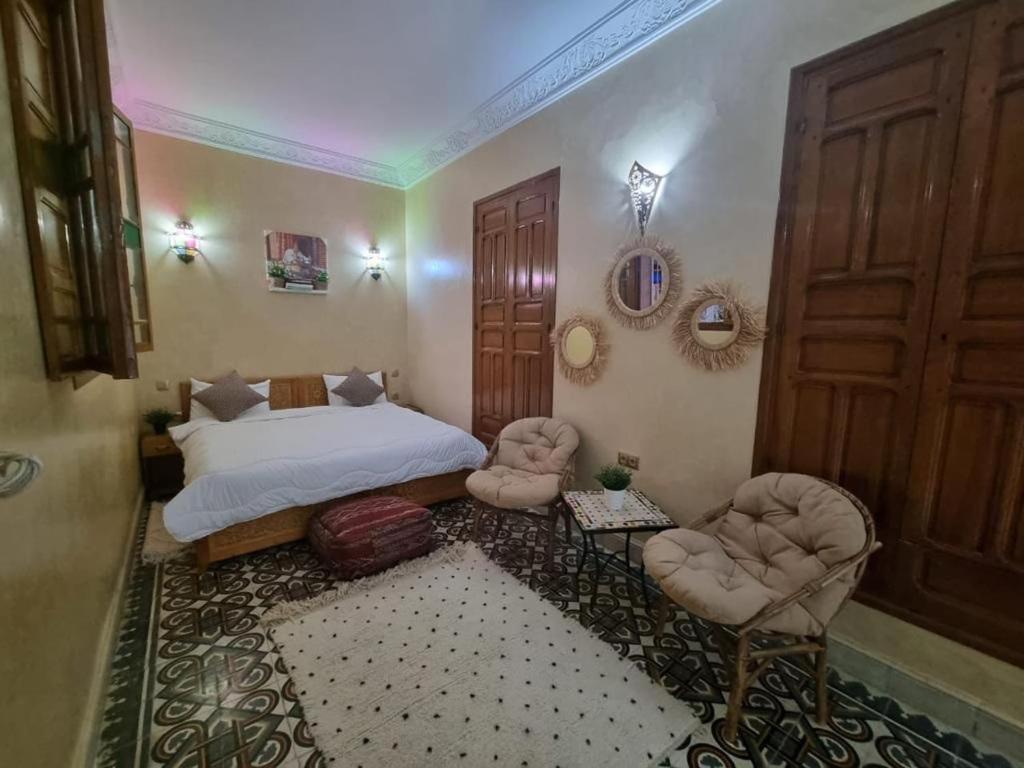 Postel nebo postele na pokoji v ubytování RIAD LALLA ZINEB