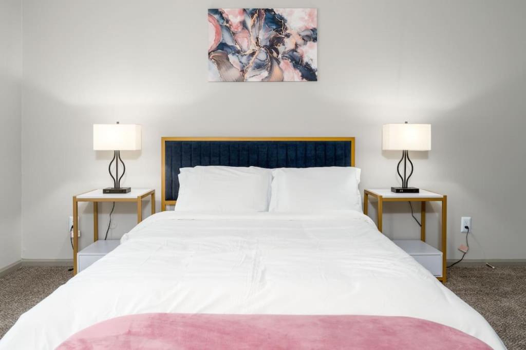 印第安納波利斯的住宿－Private Room Indy - Shared，一间卧室配有一张带两盏灯的大型白色床。