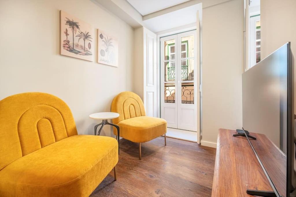 - un salon avec deux chaises jaunes et une table dans l'établissement GuestReady - Atalaia Studio 1, à Lisbonne