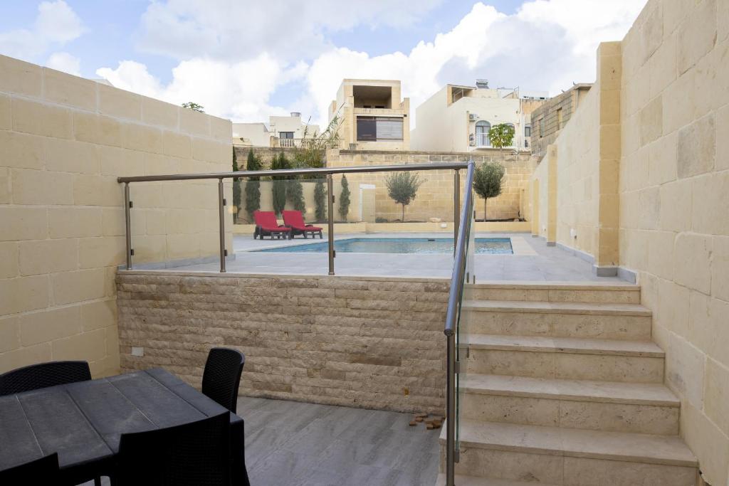 Bazén v ubytování Mgarr ix-Xini Holiday apartment nebo v jeho okolí