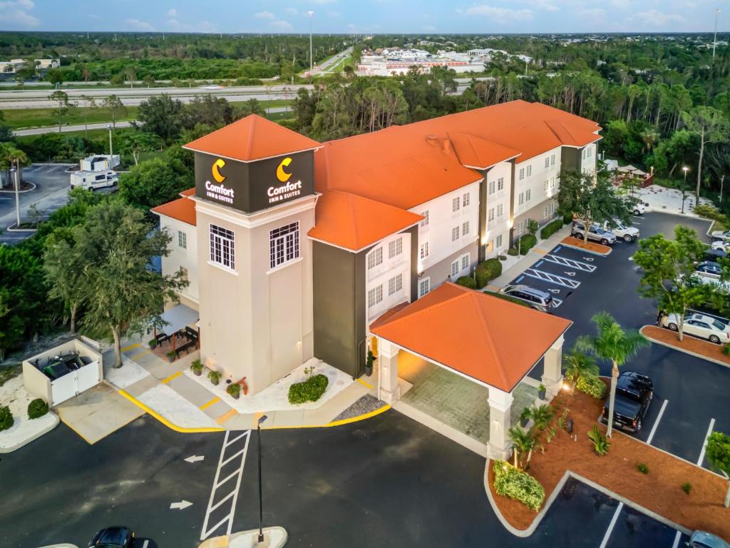 una vista aérea de un hotel con techo naranja en Comfort Inn & Suites Port Charlotte-Punta Gorda, en Port Charlotte