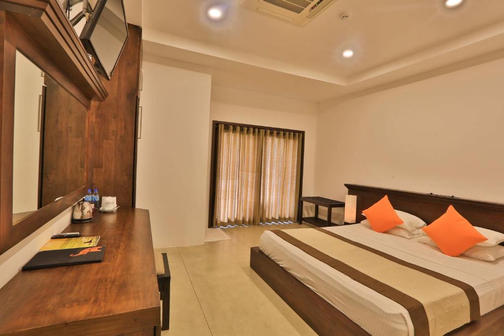 Postel nebo postele na pokoji v ubytování Rajarata Hotel Anuradhapura
