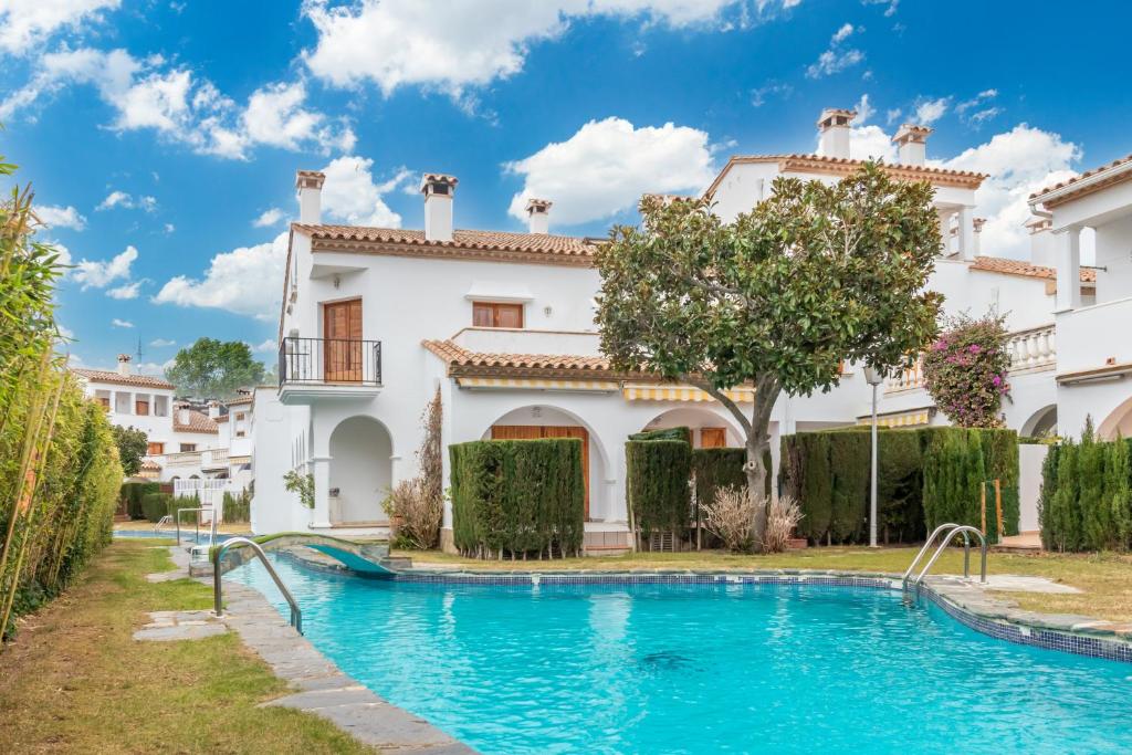 uma villa com piscina em frente a uma casa em Casa Natalio em Platja d'Aro
