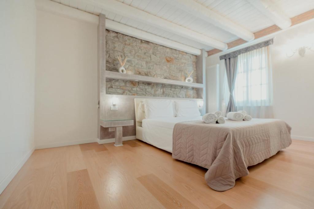 um quarto branco com uma cama e uma janela em Aphrodite Luxury penthouse with Jacuzzi em Trieste