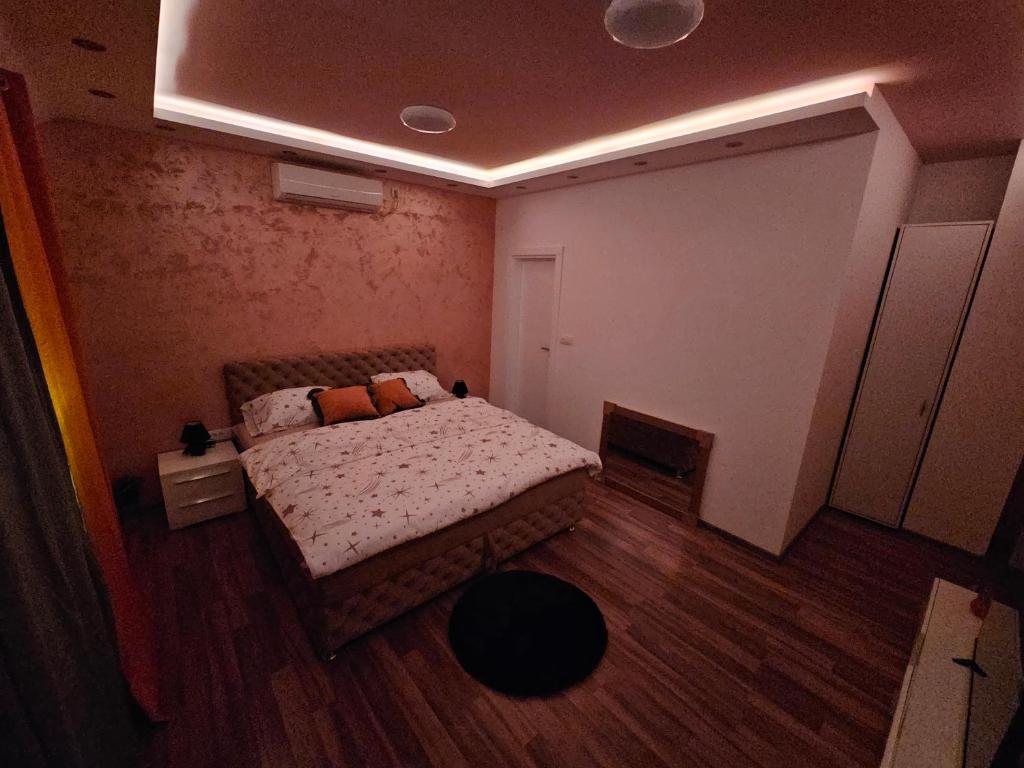 een kleine slaapkamer met een bed in een kamer bij L&V Apartmani in Novi Grad