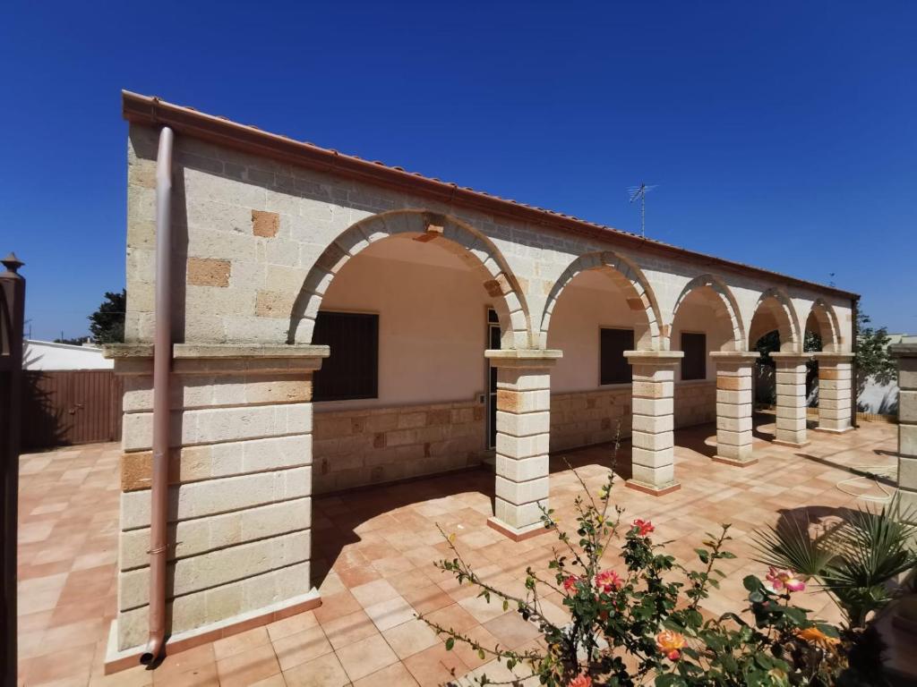 贝瓦尼亚圣彼得Villa Vacanze Perla del Salento - Casa Vacanze San Pietro in Bevagna - SALENTO - Puglia - ITALY的建筑外景拱门
