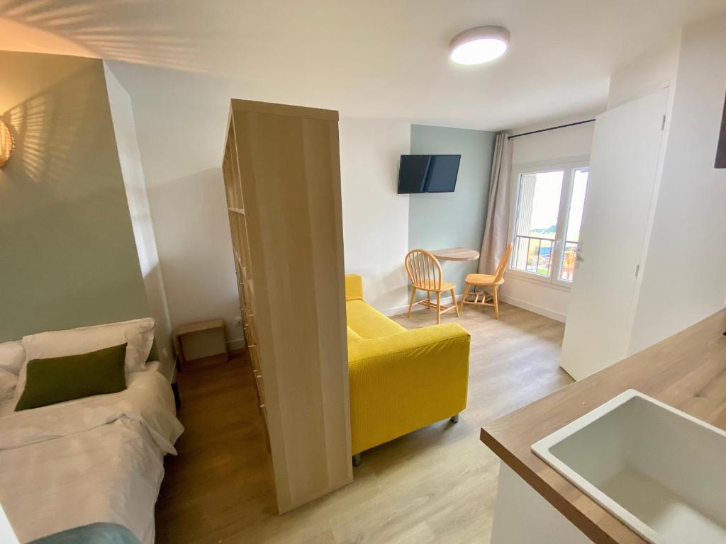 Телевизор и/или развлекательный центр в L'Escale Appartements et Suites en bord de Mer