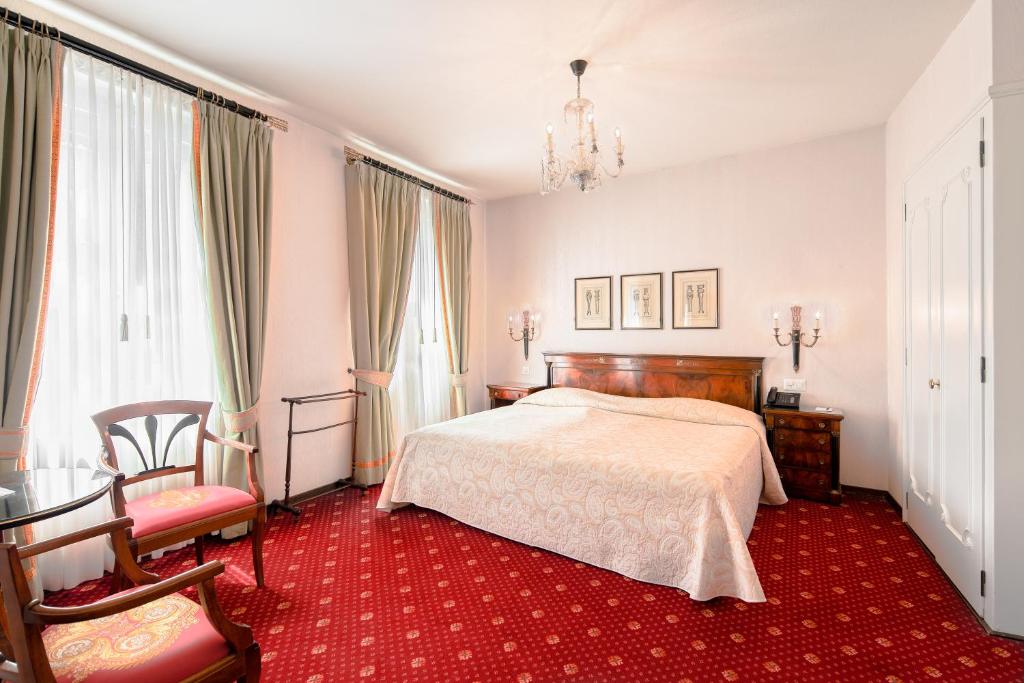 Postel nebo postele na pokoji v ubytování Romantik Hotel Wilden Mann Luzern