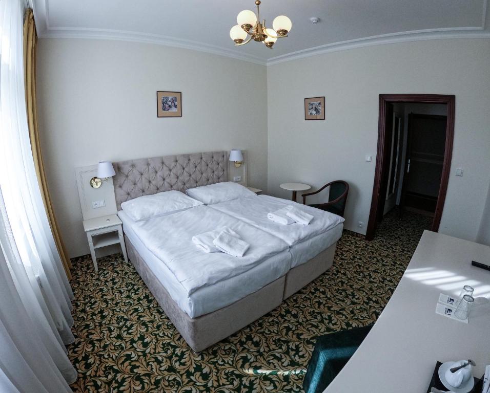 Postel nebo postele na pokoji v ubytování EA Hotel Elefant