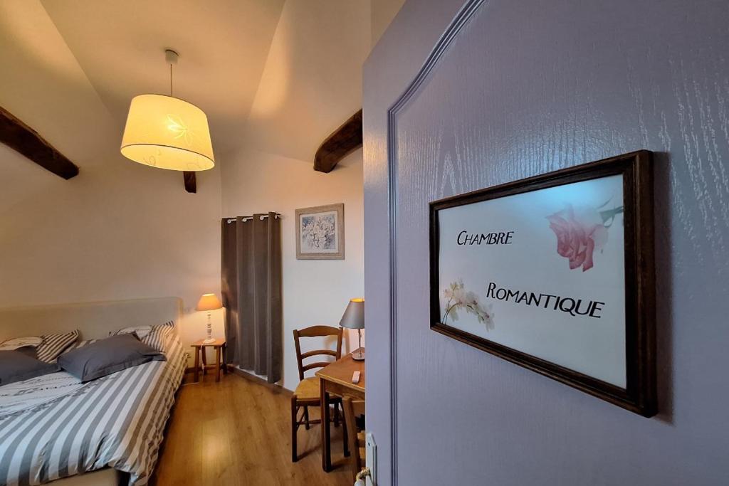 ein Schlafzimmer mit einem Bett und einem Bild an der Wand in der Unterkunft Gîte La Mulotière 