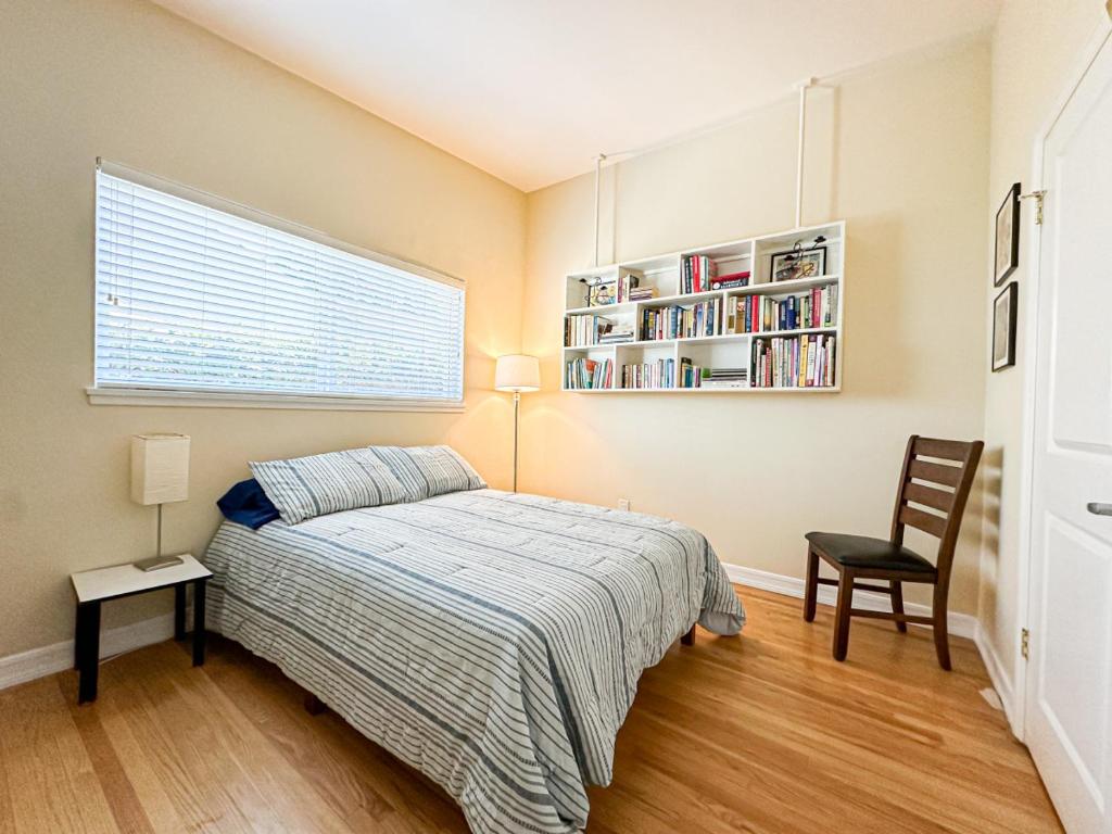 1 dormitorio con cama y estante para libros en Relaxing 4-BR Oasis with Pool - BB, en Los Ángeles