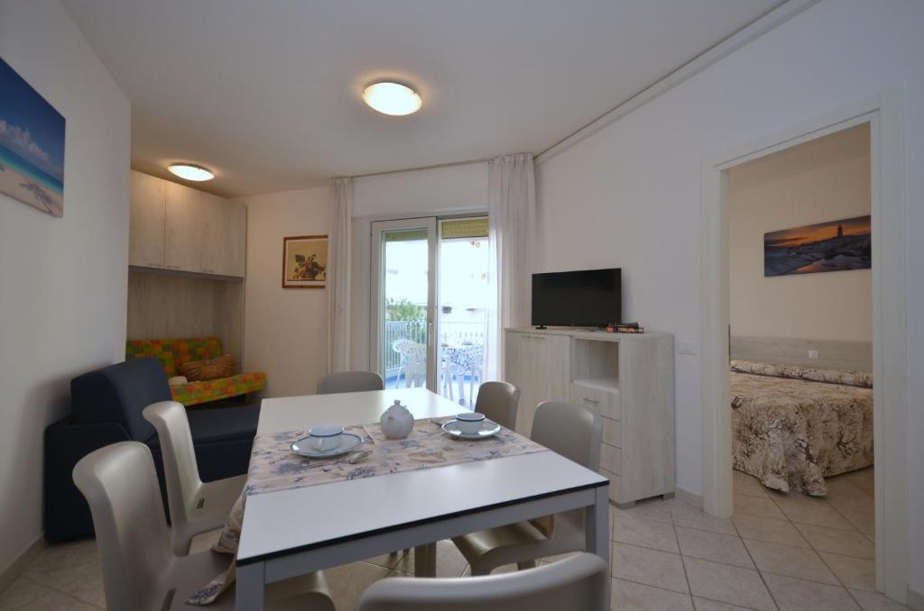 salon ze stołem i salonem w obiekcie Residenza Marco Polo w Lignano Sabbiadoro