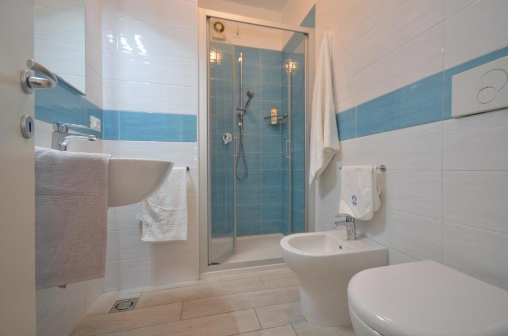 łazienka z prysznicem, toaletą i umywalką w obiekcie Residenza Marco Polo w Lignano Sabbiadoro
