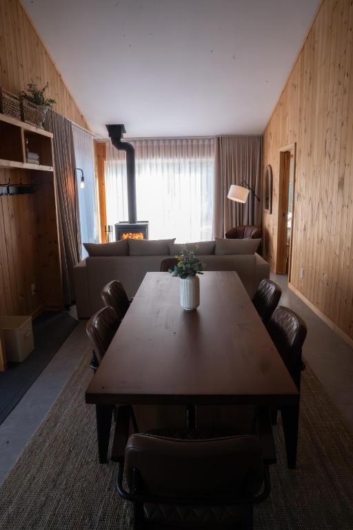 a living room with a table and a couch at Le 2800 du Parc in Shawinigan