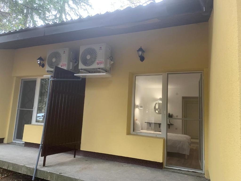 een gebouw met twee airconditioners aan de zijkant bij Мотел Тихия кът in Sofia