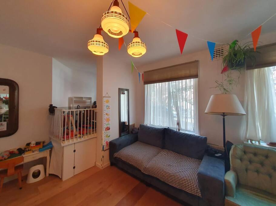 a living room with a couch and some flags at Appartement met 2 slaapkamers en tuin in Amsterdam in Amsterdam