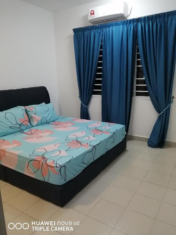 Postel nebo postele na pokoji v ubytování KASTURI GUEST HOUSE PUTRAJAYA