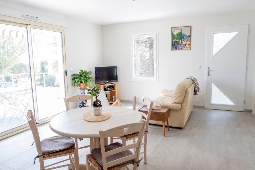 TV a/nebo společenská místnost v ubytování La Luberonnette