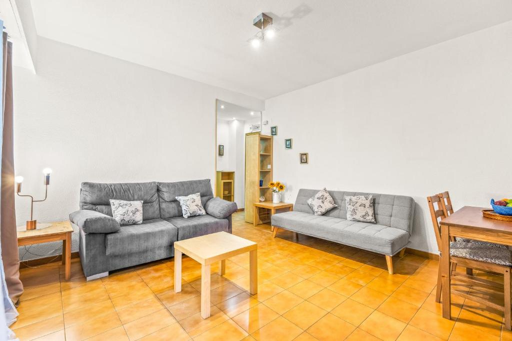 uma sala de estar com dois sofás e uma mesa em Sunflower Siroco em Santa Pola