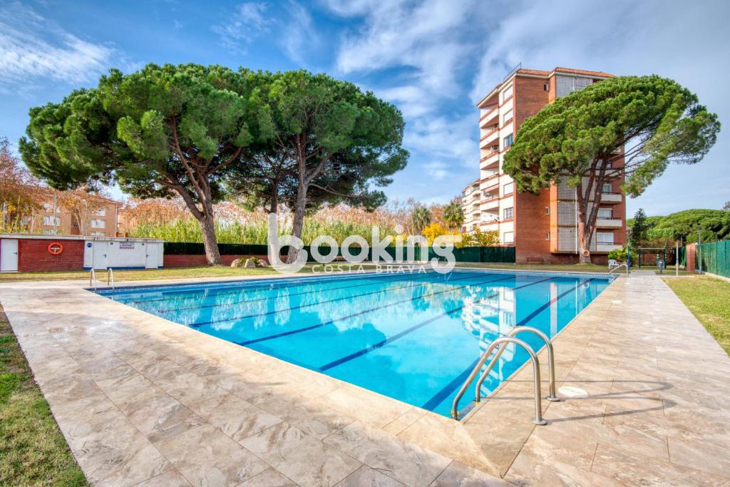 Bazén v ubytování Vall de ribes Apartament per 4 persones amb piscina comunitària, a prop de Port d'Aro nebo v jeho okolí