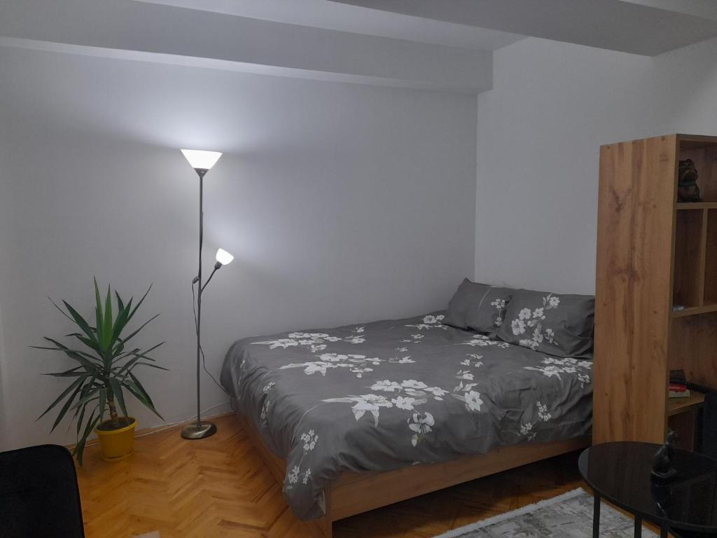 Ένα ή περισσότερα κρεβάτια σε δωμάτιο στο Skopjanka Cozy Apartment