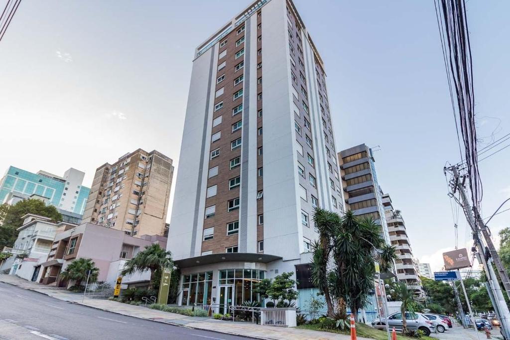 Un alto edificio bianco in una strada di città di Moinhos Park by My Way a Porto Alegre