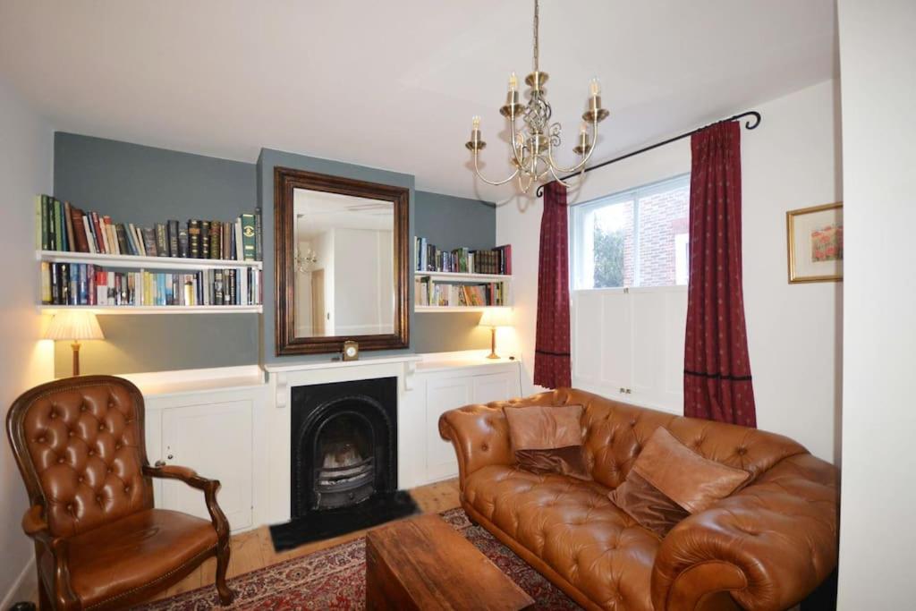 a living room with a couch and a mirror at Delightful Cottage in Sandwich - One Bedroom in Sandwich