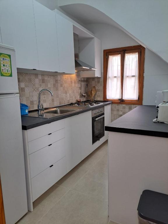 Кухня или мини-кухня в PuntBlanc Residences
