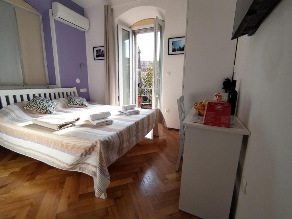 een slaapkamer met een groot bed in een kamer bij Sunny terrace in Split