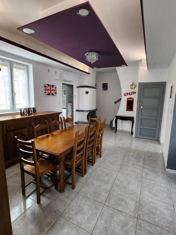 une salle à manger avec une table et des chaises en bois dans l'établissement Maison 8 personnes, à Vendin-le-Vieil