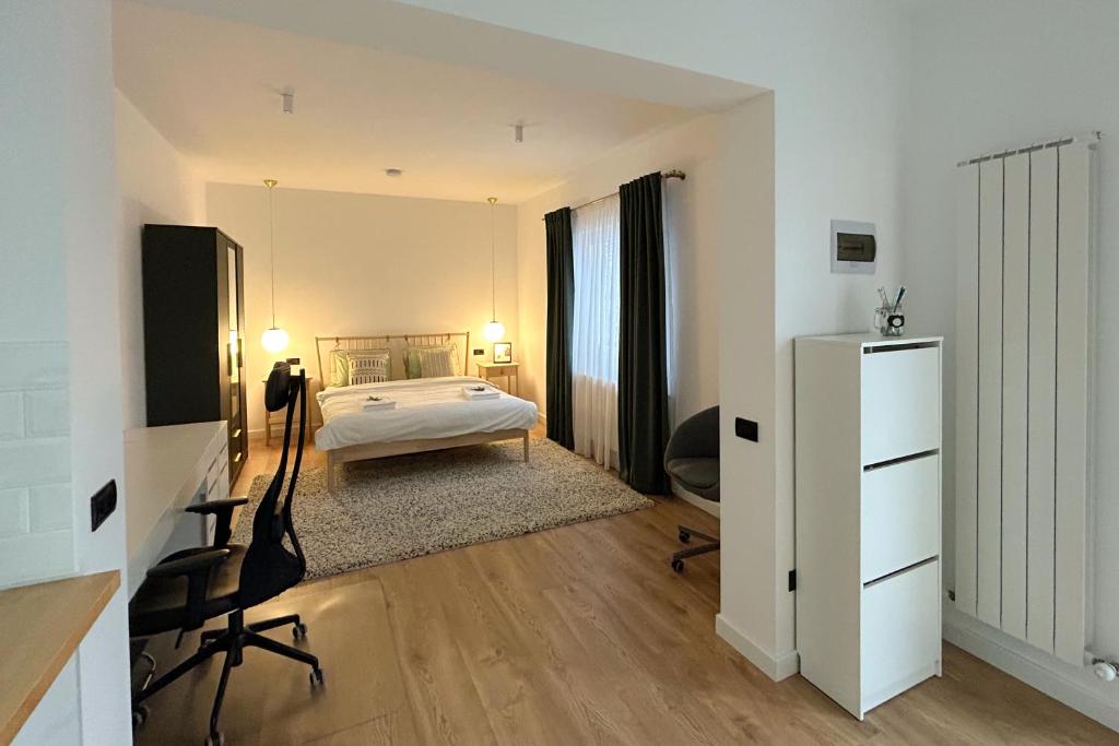 1 dormitorio con cama y espejo en Apartament la munte en Borşa