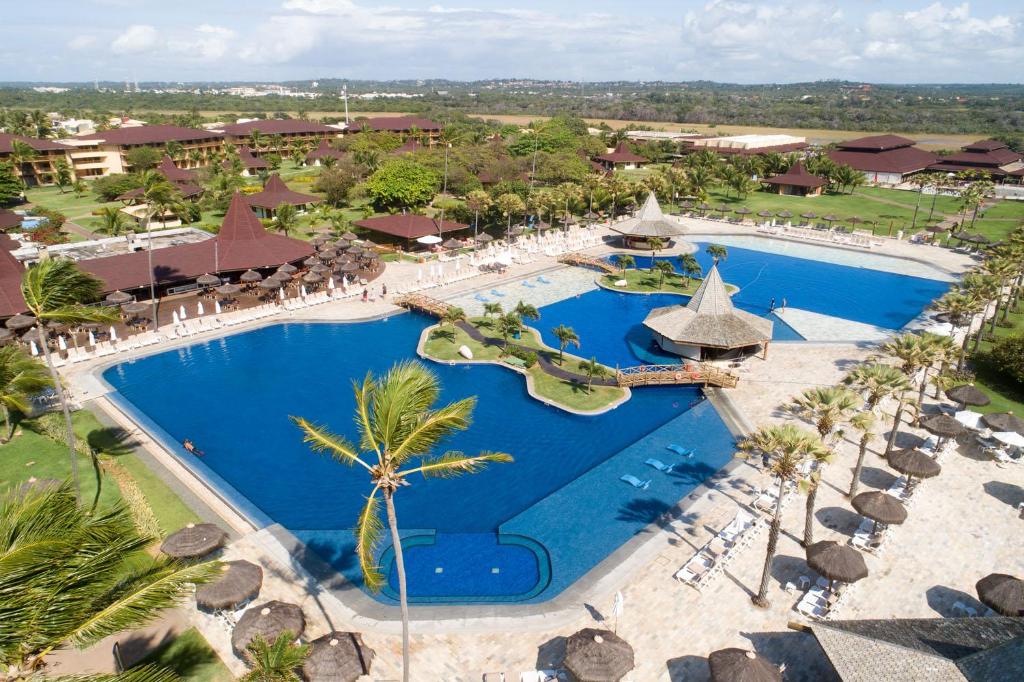- une vue sur la piscine d'un complexe dans l'établissement Vila Galé Resort Marés - All Inclusive, à Guarajuba