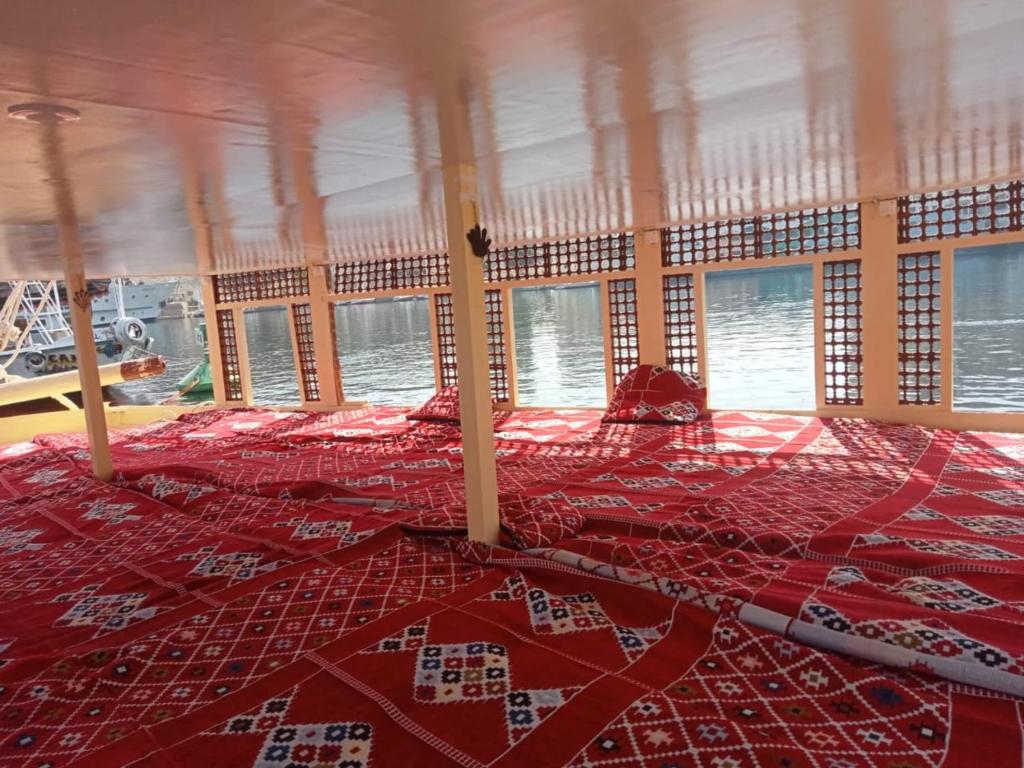 Postel nebo postele na pokoji v ubytování Aswan Felucca sailing boat and Hotel