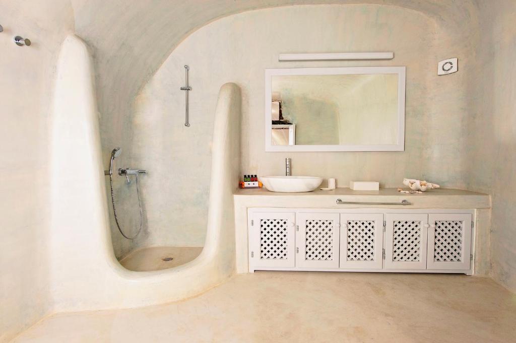 イメロヴィグリにあるイキア クリトンのバスルーム(シンク、シャワー、鏡付)