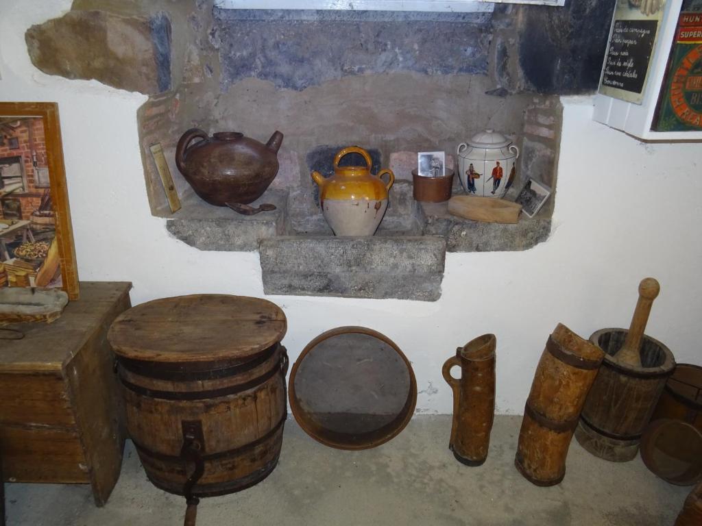 a room with a table and a pot on a wall at Le Clos Fleuri in Caumont