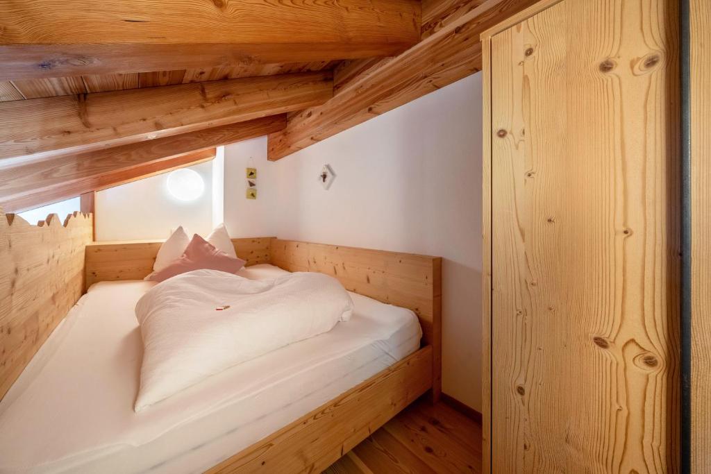Postel nebo postele na pokoji v ubytování Ferienhaus Larch Soge Apt Karin