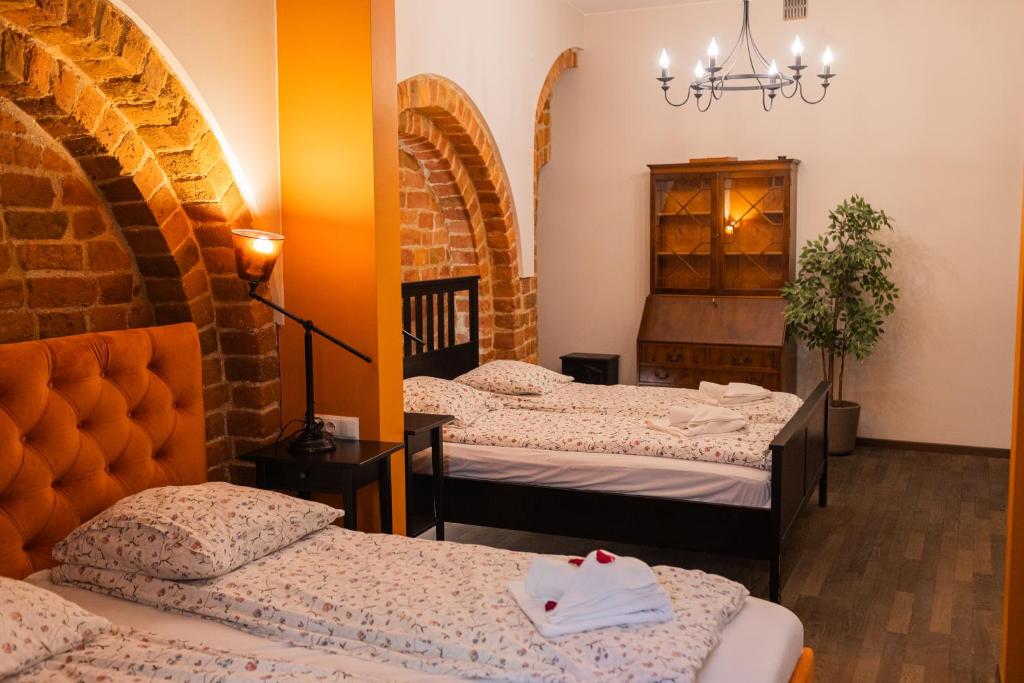 Giường trong phòng chung tại Lux apartmenty - Old City Kraków