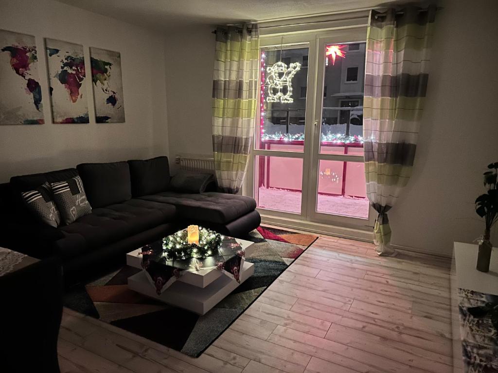 een woonkamer met een bank en een tafel bij Ferienwohnung "Lilly" inklusive Nutzung W-Lan Bettwäsche und Handtücher in Annaberg-Buchholz