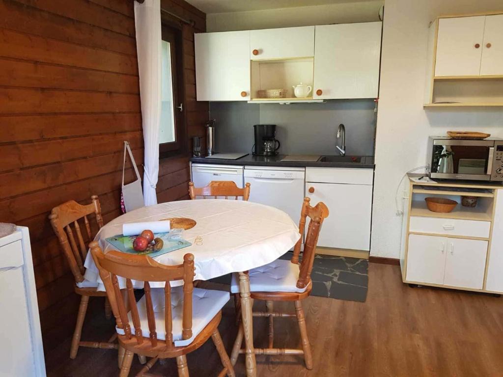 une cuisine avec une table avec un bol de fruits dessus dans l'établissement Appartement cosy 5 pers. à 300m des remontées, avec balcon et garage, à Châtel - FR-1-676-64, à Châtel