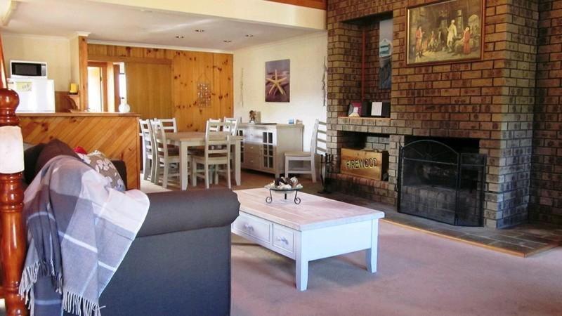 - un salon avec un canapé et une cheminée dans l'établissement The Retreat on Matthew, à Batehaven