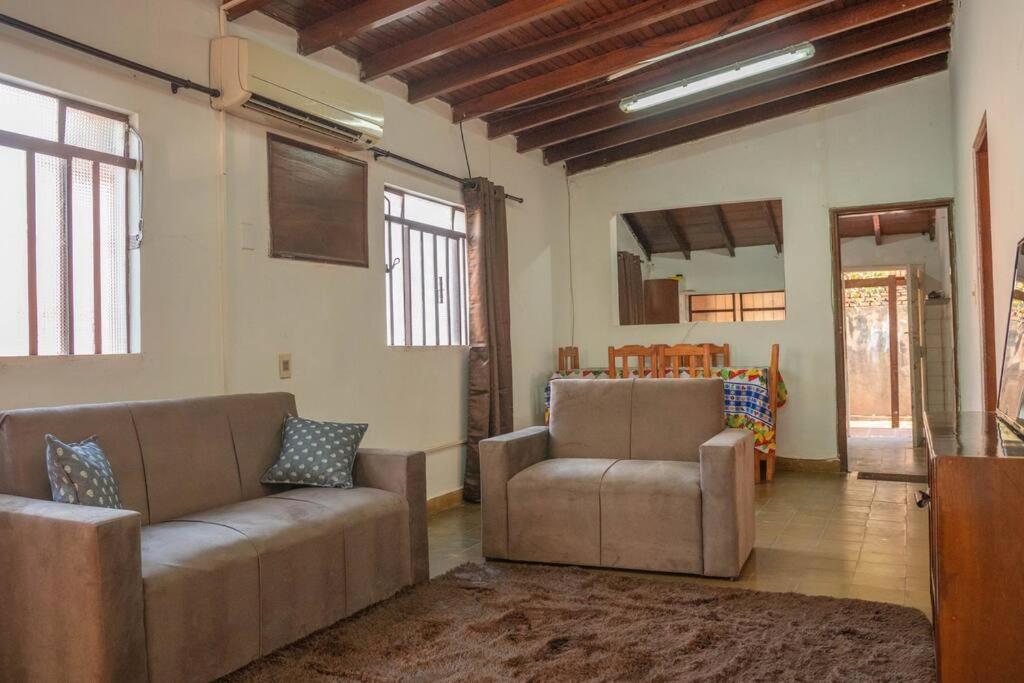 Sala de estar con 2 sofás y mesa en Hermosa casa de 3 dormitorios en Encarnación