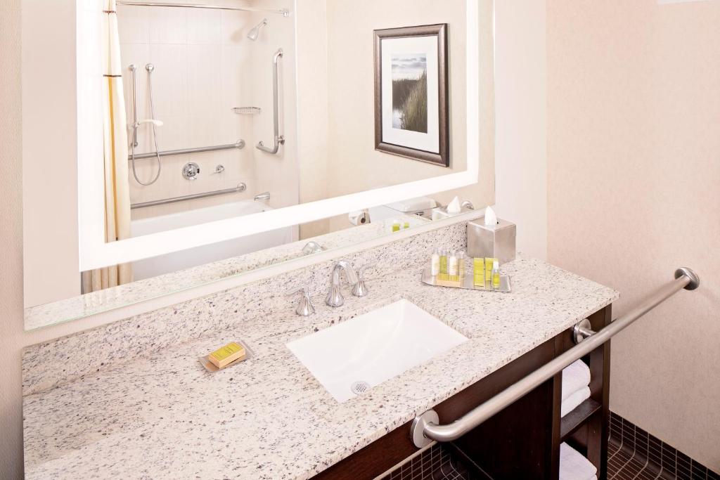 DoubleTree by Hilton Hotel Boston Bayside - 