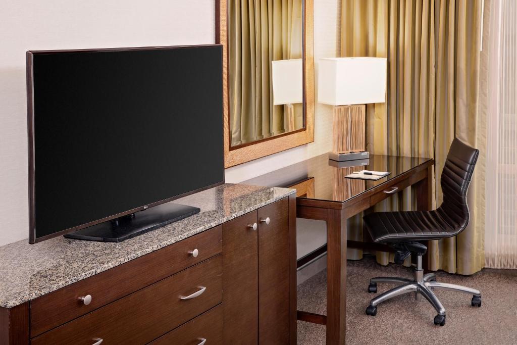 DoubleTree by Hilton Hotel Boston Bayside photo