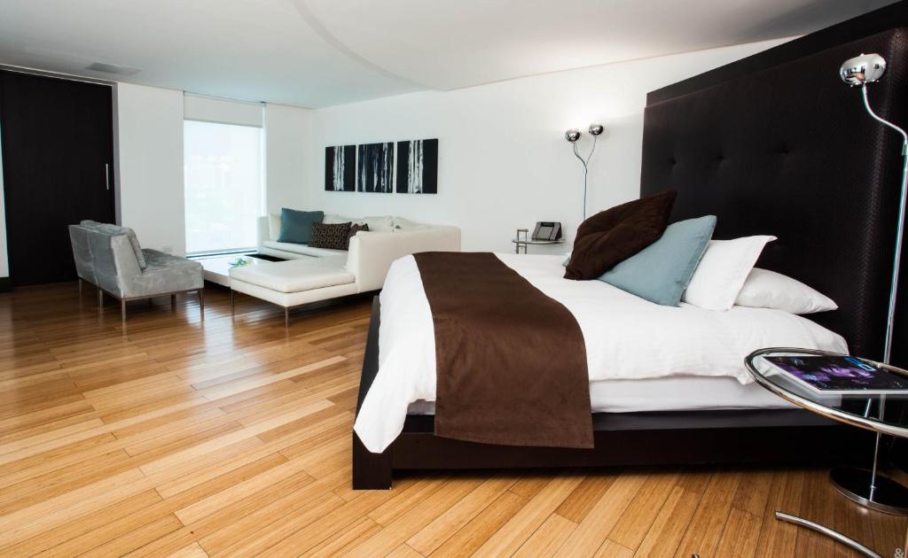 Postel nebo postele na pokoji v ubytování Le Parc Hotel, Beyond Stars