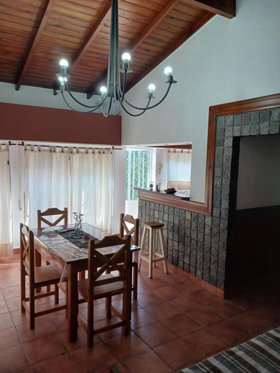 comedor con mesa y sillas en Casa Azcuénaga, zona turística en Tandil